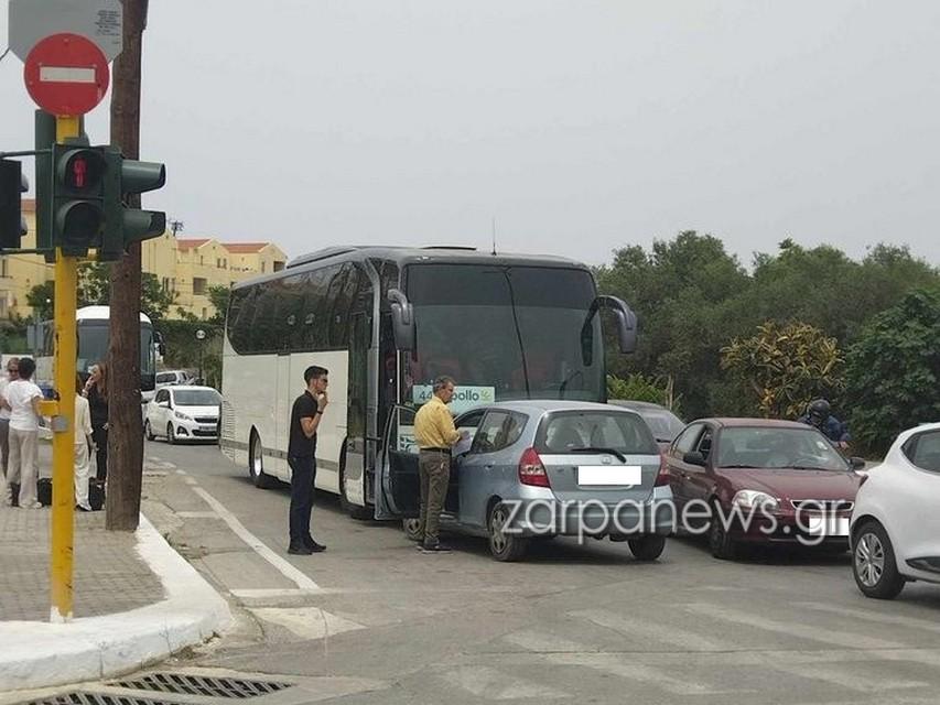 Απίστευτο τρακάρισμα στην Κρήτη: Μετωπική σύγκρουση αυτοκινήτου με τουριστικό λεωφορείο 3 Απίστευτο τρακάρισμα στην Κρήτη: Μετωπική σύγκρουση αυτοκινήτου με τουριστικό λεωφορείο