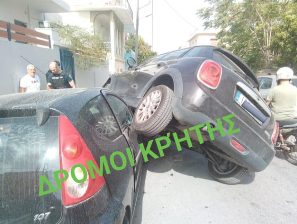 Κρήτη: Απίστευτο τροχαίο - Αυτοκίνητο «καβάλησε» σταθμευμένο όχημα (pic)