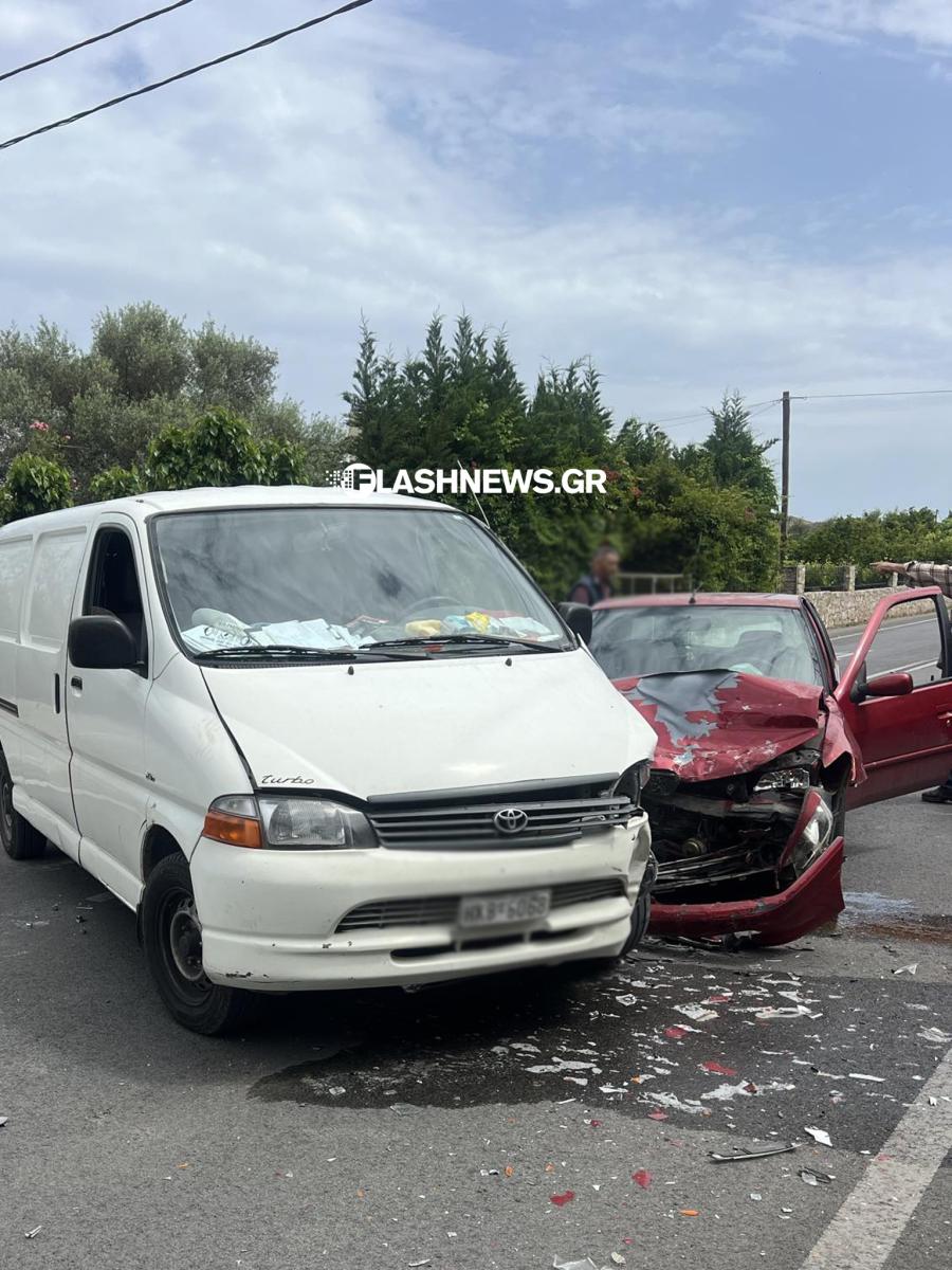 Κρήτη: Νέο τροχαίο ατύχημα - Βανάκι συγκρούστηκε με ΙΧ (pic)