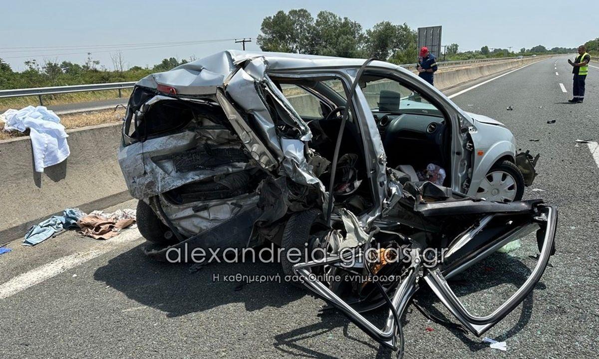 Τραγωδία: Μια νεκρή και δύο σοβαρά τραυματίες σε τροχαίο - Άμορφη μάζα έγινε το αυτοκίνητο (vid)