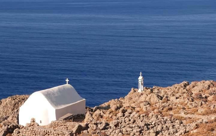 Λευκό ξωκλήσι στο απέραντο γαλάζιο...
