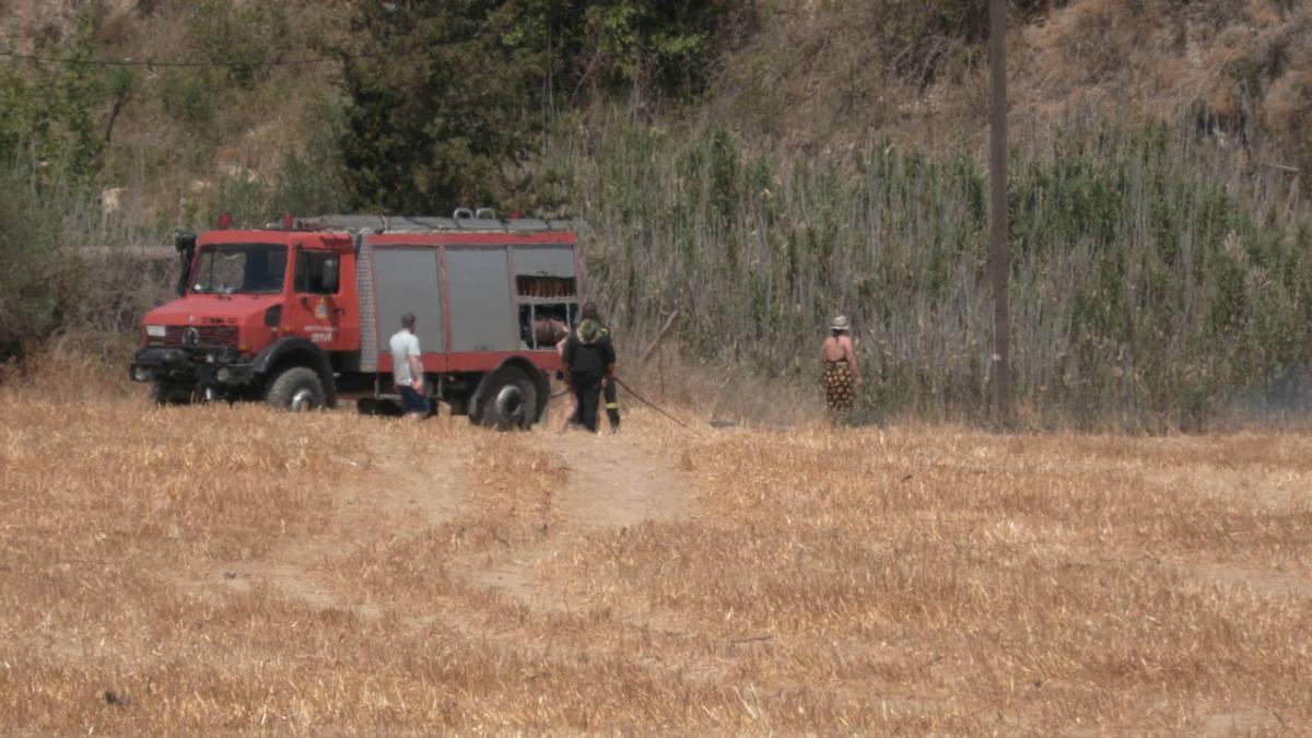 Ηράκλειο: Θαρραλέα γιατρός του ΠΑΓΝΗ δεν δίστασε στιγμή και ρίχτηκε στη «μάχη» με τις φλόγες στο Κολομόδι! (vid & pics)