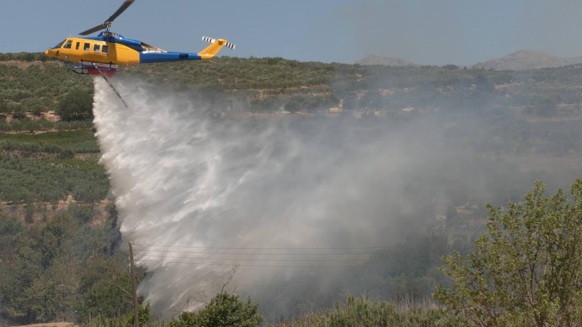 Ηράκλειο: Θαρραλέα γιατρός του ΠΑΓΝΗ δεν δίστασε στιγμή και ρίχτηκε στη «μάχη» με τις φλόγες στο Κολομόδι! (vid & pics)