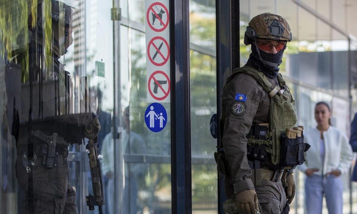 Ένας νεκρός και ένας τραυματίας από πυροβολισμούς μέσα σε αρτοποιείο