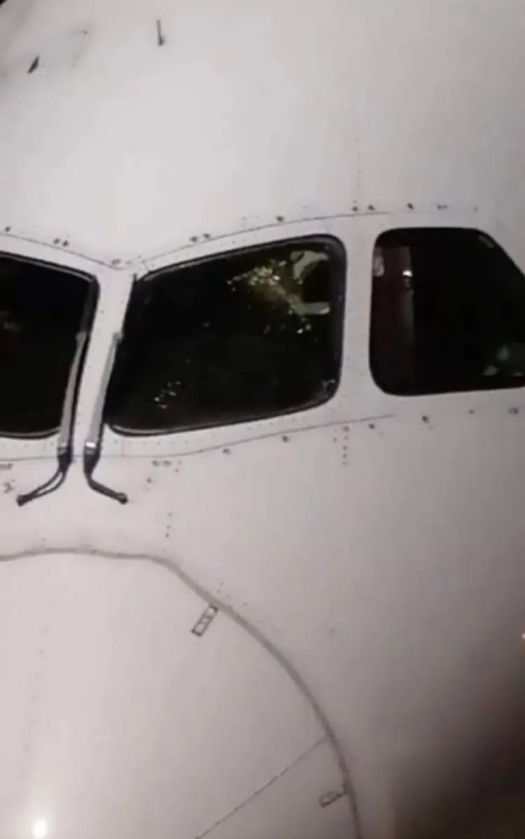 Το παρμπρίζ σε αεροσκάφος της Boeing ράγισε ξαφνικά στα 40.000 πόδια - Δείτε φωτογραφία
