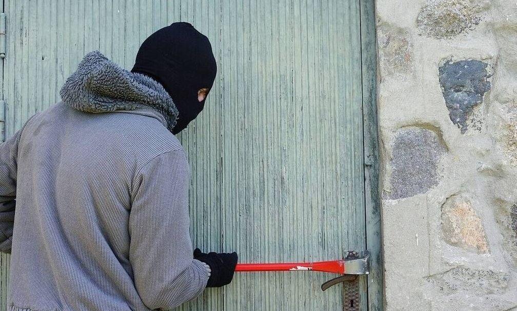 Πρώην διαρρήκτης συμβουλεύει: Τι να κάνετε για να μην σας... αδειάσουν το σπίτι στις διακοπές
