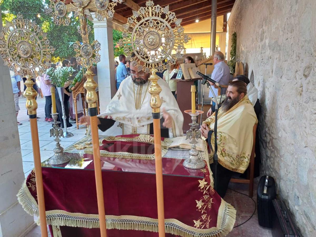 Με ευλάβεια ο εσπερινός του Αγίου Πνεύματος στο Τυμπάκι (pics) 8 Με ευλάβεια ο εσπερινός του Αγίου Πνεύματος στο Τυμπάκι (pics)
