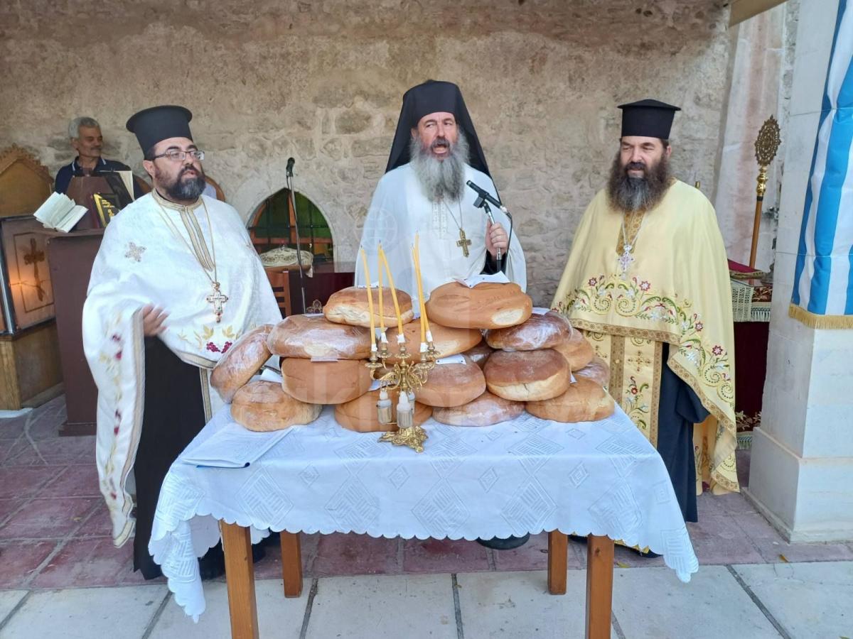 Με ευλάβεια ο εσπερινός του Αγίου Πνεύματος στο Τυμπάκι (pics) 9 Με ευλάβεια ο εσπερινός του Αγίου Πνεύματος στο Τυμπάκι (pics)