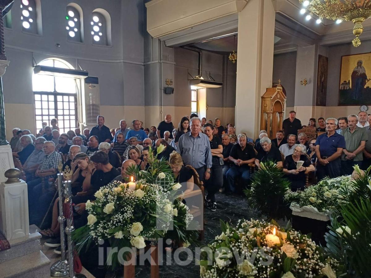 Συγκίνηση και πλήθος κόσμου στο τελευταίο αντίο στον σπουδαίο Αντώνη Κουρτάκη (pics)