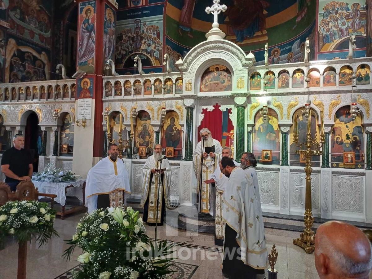 Συγκίνηση και πλήθος κόσμου στο τελευταίο αντίο στον σπουδαίο Αντώνη Κουρτάκη (pics)
