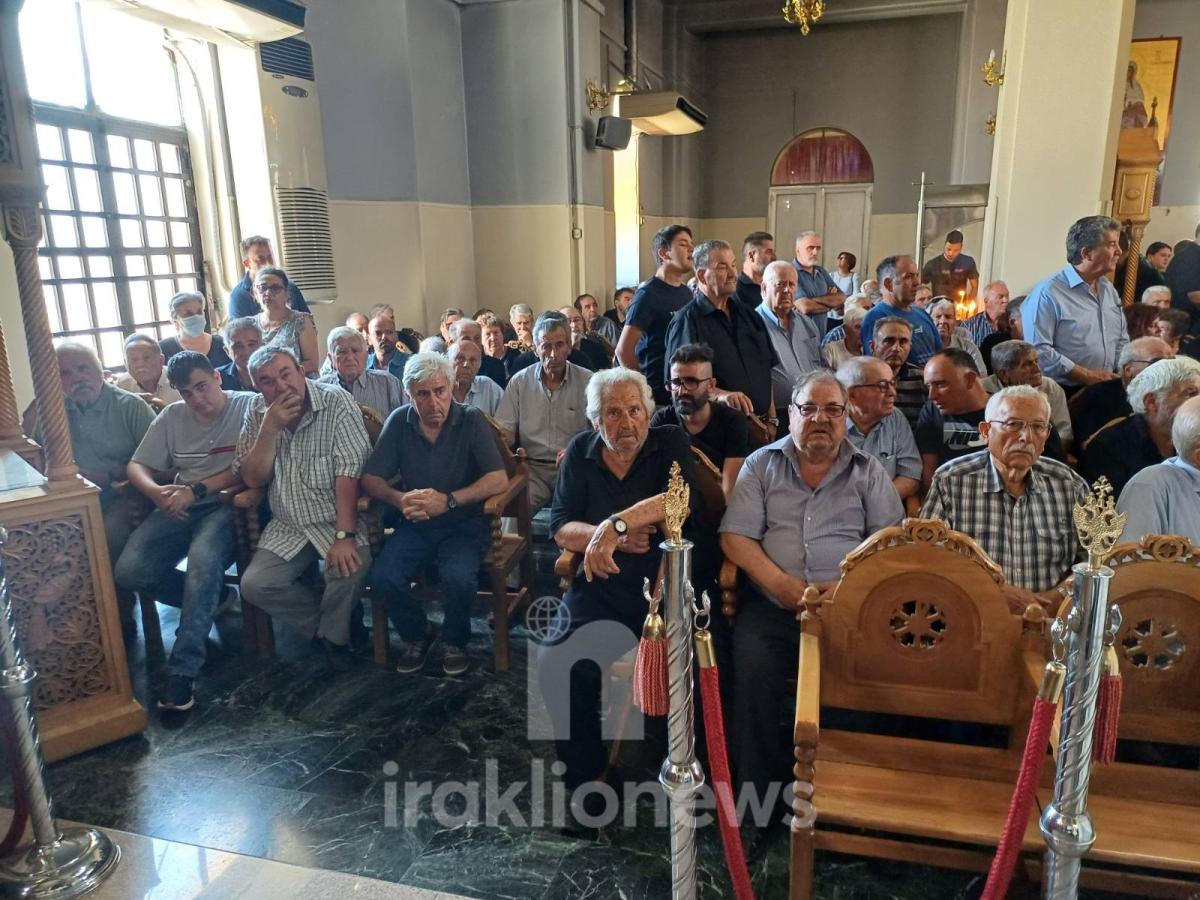 Συγκίνηση και πλήθος κόσμου στο τελευταίο αντίο στον σπουδαίο Αντώνη Κουρτάκη (pics)