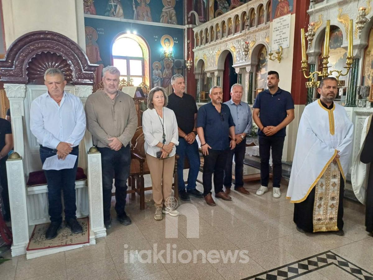 Συγκίνηση και πλήθος κόσμου στο τελευταίο αντίο στον σπουδαίο Αντώνη Κουρτάκη (pics)