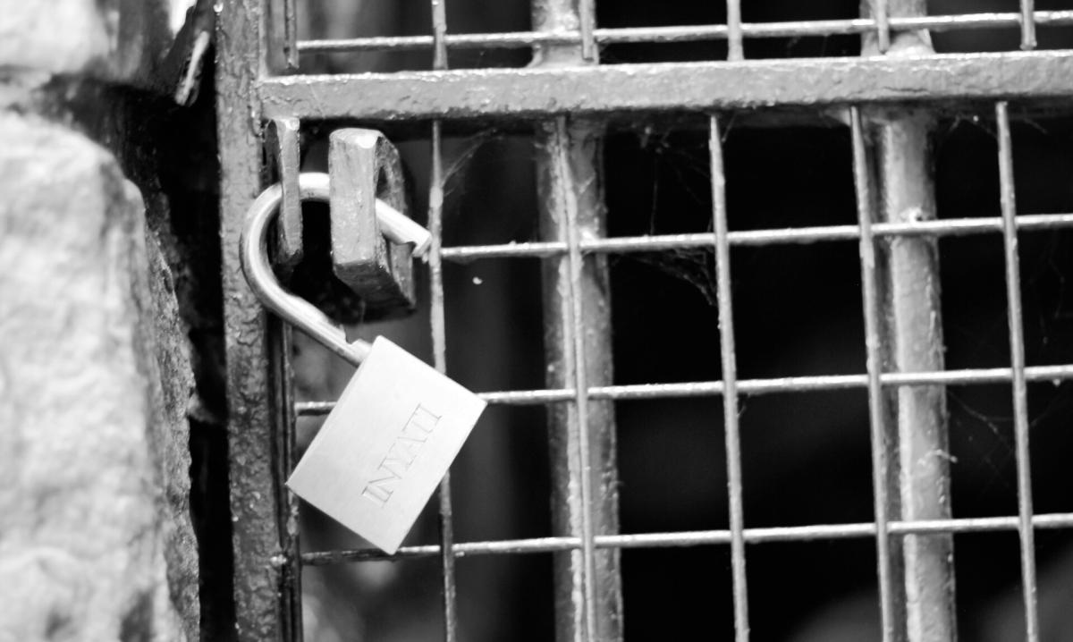 Σοκ και αποτροπιασμός: Κοπέλα ζει σε ξύλινα κλουβιά