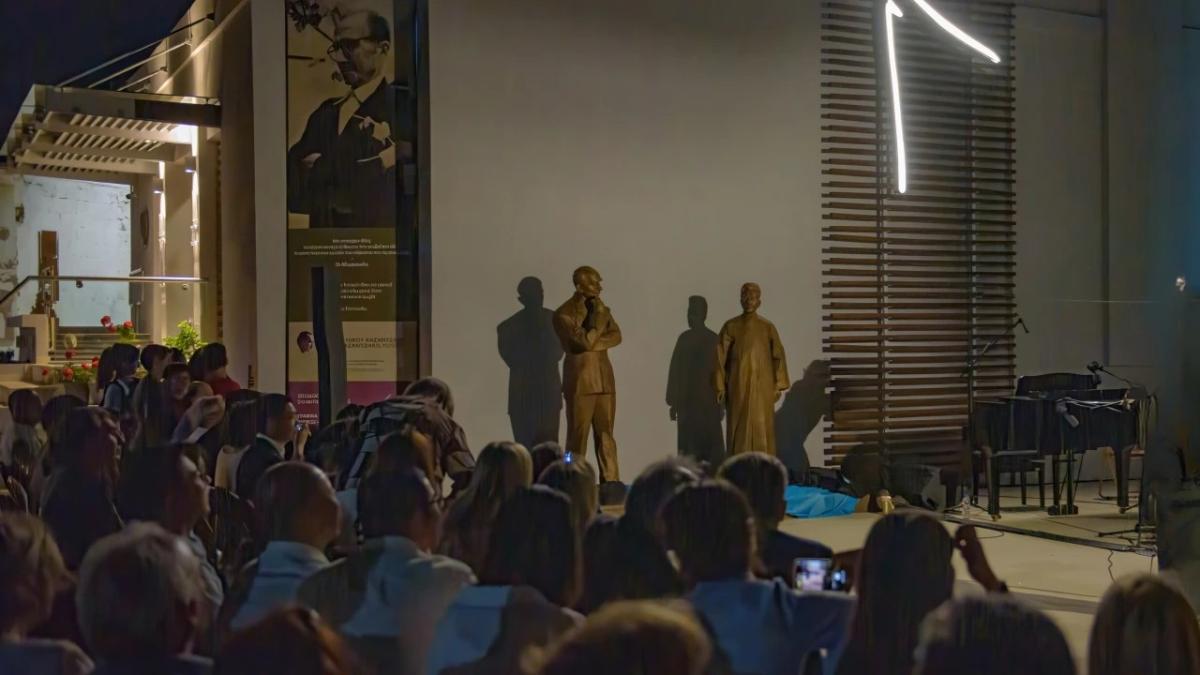 Μια γλυπτική σύνθεση για τον «Διάλογο ψυχών» μεταξύ Lu Xun και Νίκου Καζαντζάκη στη Μυρτιά