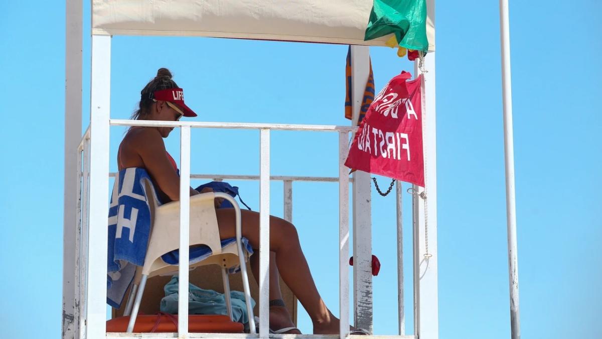 Ηράκλειο: Λιποθύμησε από τον ήλιο ναυαγοσώστρια – Την απείλησαν με απόλυση