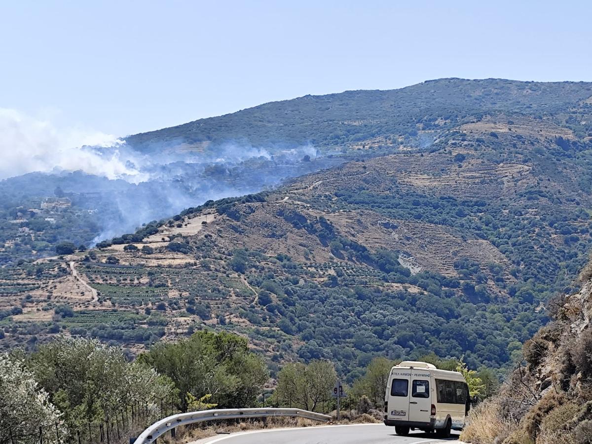 Χανιά: Ενισχύονται οι δυνάμεις της Πυροσβεστικής στο Σέλινο – Μάχη να μην φτάσει η φωτιά στην Μάζα