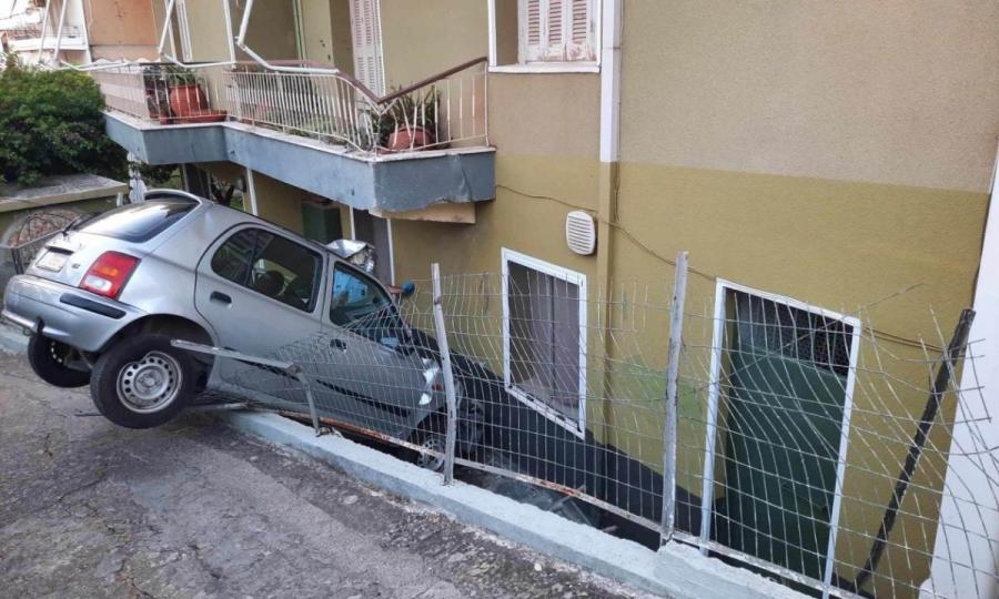Αυτοκίνητο «μπούκαρε» σε αυλή σπιτιού - Στο νοσοκομείο ο οδηγός