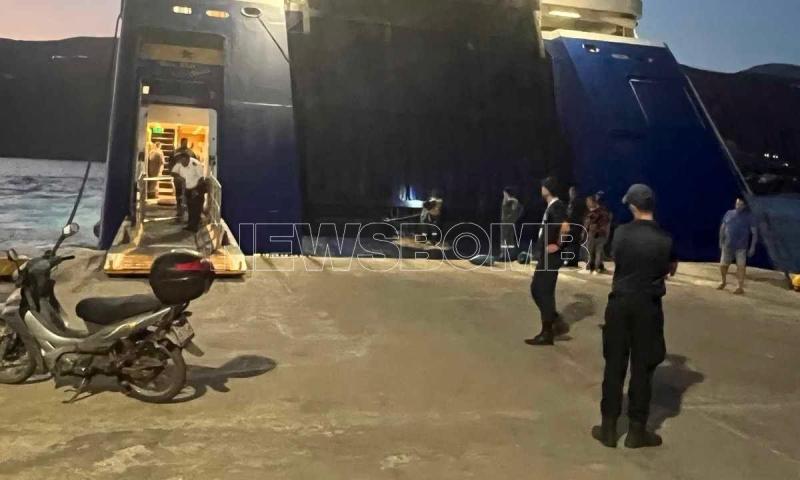 Ταλαιπωρία για τους 403 επιβάτες του Blue Star Naxos – Κόλλησε ο καταπέλτης του πλοίου