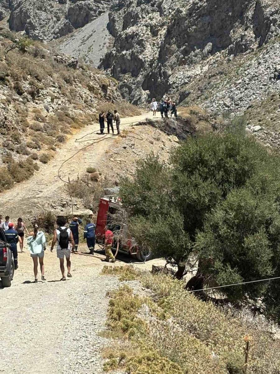 Κρήτη: Φωτιά σε φαράγγι σήμανε συναγερμό (pic & vid)