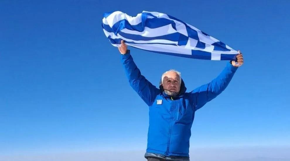 Κρητικός ορειβάτης στην κορυφή του όρους Αραράτ – Ύψωσε την ελληνική σημαία!