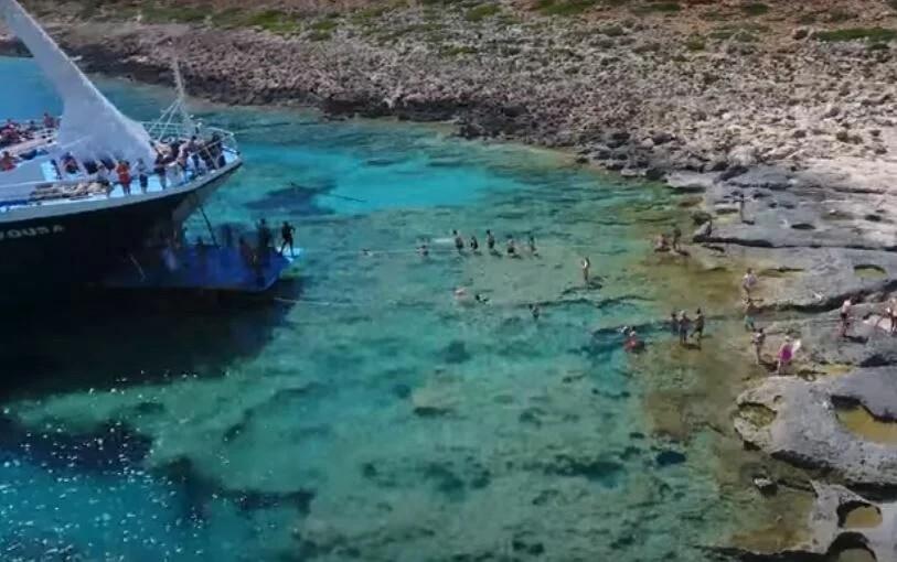 Ντροπιαστικές εικόνες στην Κρήτη: Στον Μπάλο οι τουρίστες μπαίνουν στο νερό μέχρι τον λαιμό για να φτάσουν στο πλοίο