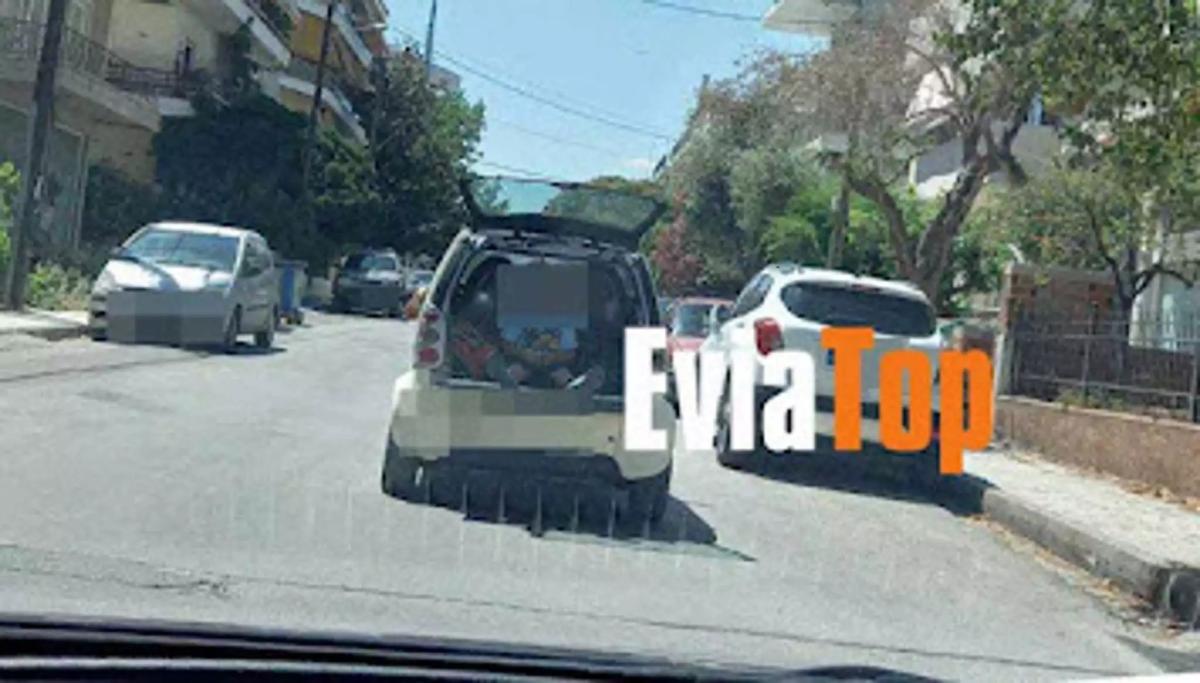 Παιδί κάθεται πίσω από ανοιχτό πορτ μπαγκάζ σε αυτοκίνητο που κινείται!