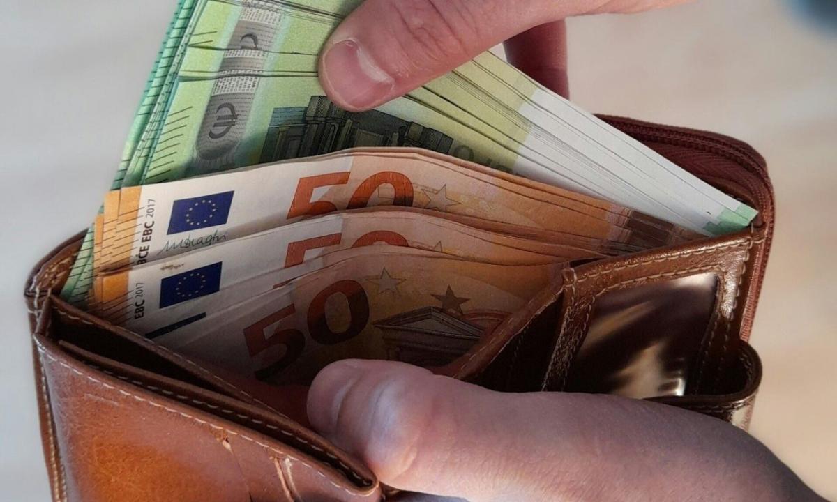 Οδηγός λεωφορείου βρήκε πορτοφόλι με 12.000 ευρώ και το επέστρεψε