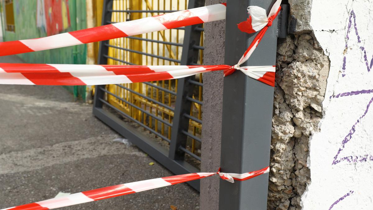 Συναγερμός: Καγκελόπορτα καταπλάκωσε 4χρονο