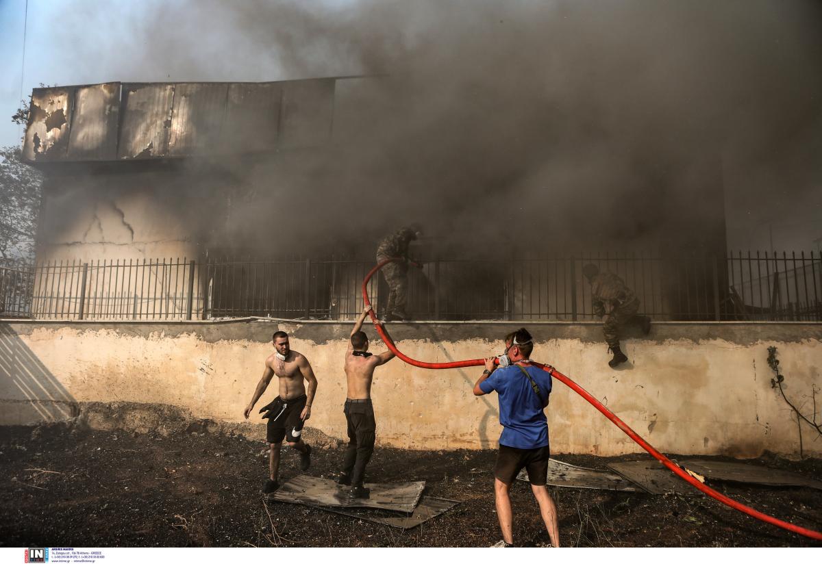 Ανεξέλεγκτη η φωτιά στην Αττική: Οι φλόγες μέσα στον οικιστικό ιστό - Δύσκολη μάχη με τις αναζωπυρώσεις σε πολλαπλά μέτωπα (pics)