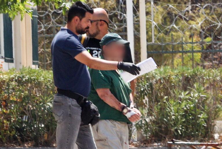 Εικόνες ντοκουμέντο από τη δράση του 80χρονου που φέρεται να έβαλε τέσσερις φωτιές