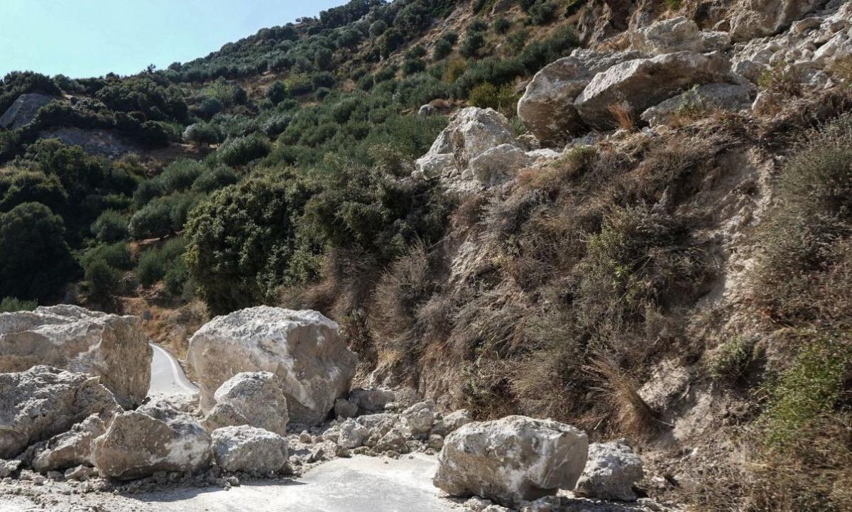 Αποκολλήθηκε βράχος σε χωριό: Γκρέμισε κολώνες της ΔΕΗ, έσπασε αγωγό ύδρευσης