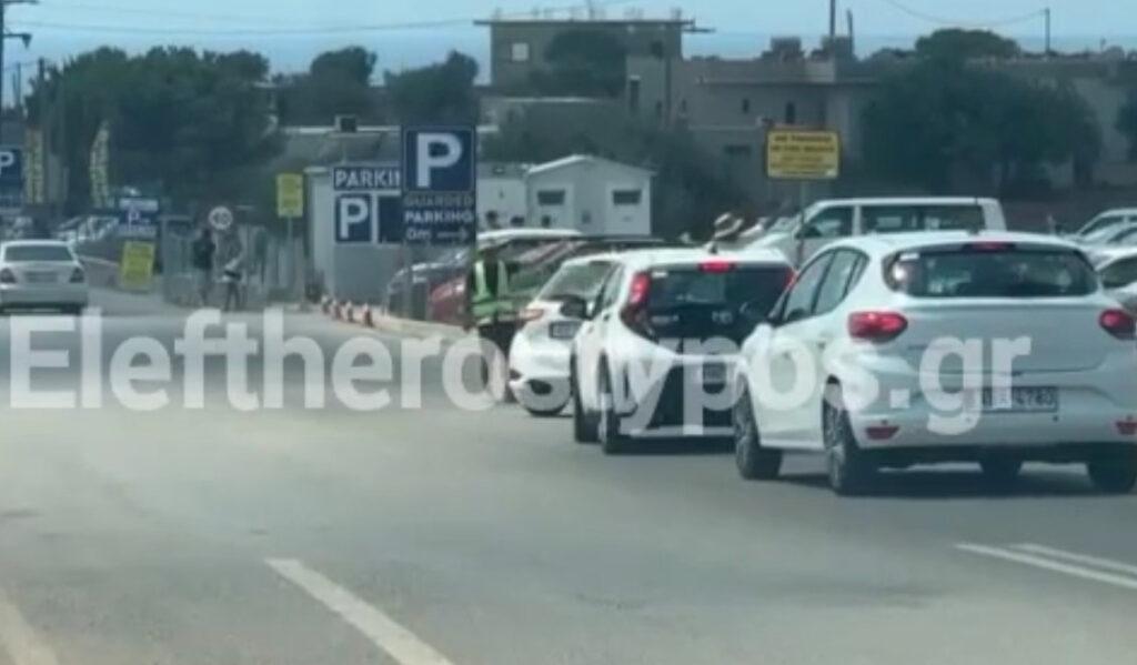 Κρήτη: Kράχτες - παρκαδόροι ορμούν μπροστά στα αυτοκίνητα για να πιάσουν πελάτες (vid)