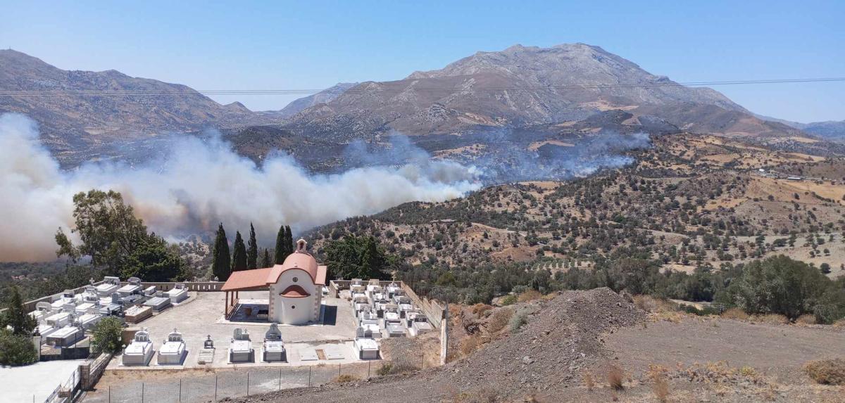 Φωτιά στο Ρέθυμνο: Τεράστιες διαστάσεις με πολλά μέτωπα – Νέες ενισχύσεις πυροσβεστών από Αθήνα και Ρόδο - Ολονύχτια η «μάχη» με τις φλόγες (pics & vid)