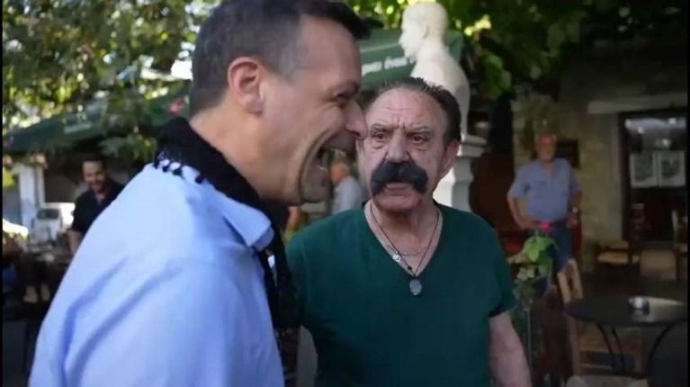 «Μεγάλη η ανηφόρα μα θα σε βγάλει ο λαός να κυβερνάς τη χώρα»: Η μαντινάδα του Γιαλάφτη στον Χάρη Δούκα (vid)