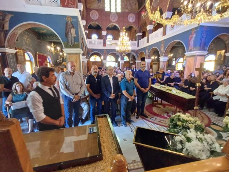 Με λύρες και λαούτα αποχαιρέτισαν το Μανώλη Παπυράκη - Πλήθος κόσμου στην κηδεία του Γιατρού (vid+pics)