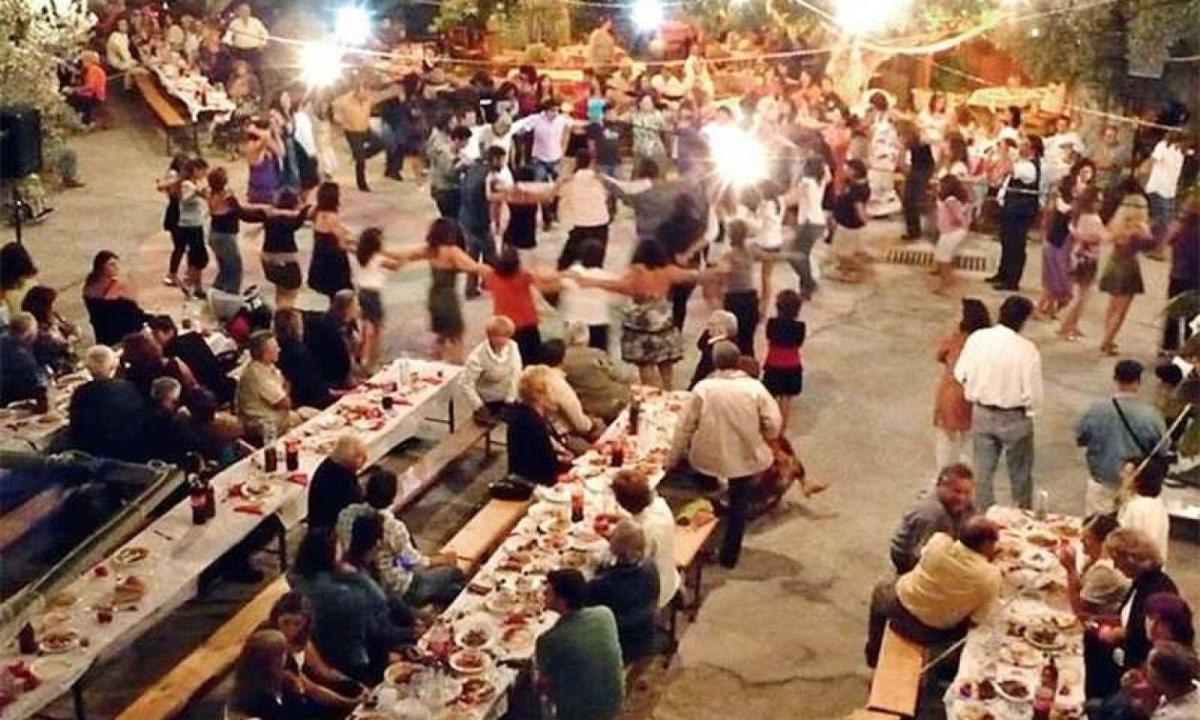 Τραγωδία: Κατέρρευσε ενώ χόρευε σε πανήγυρι και πέθανε λίγο αργότερα