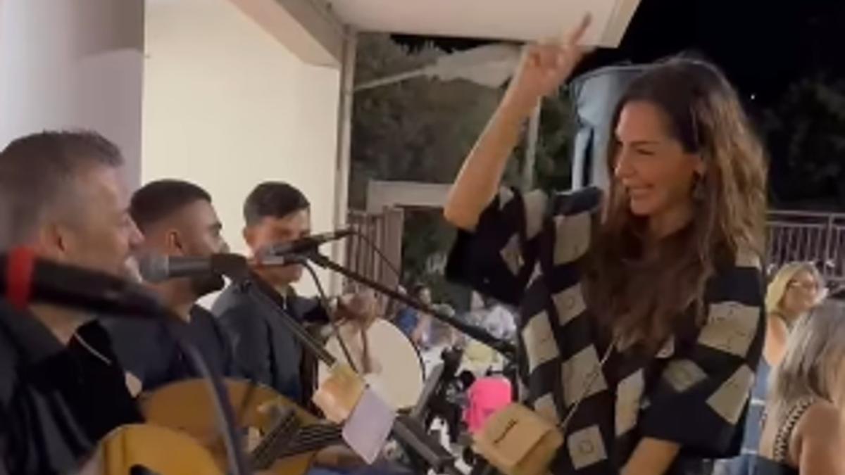 Σε γλέντι στο Ρέθυμνο η Δέσποινα Βανδή: Τα παλαμάκια και η μαντινάδα του Μανώλη Κονταρού (vid)