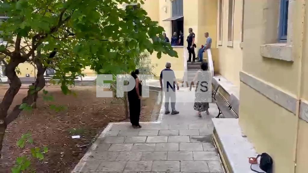Ένταση έξω από τα δικαστήρια Χανίων – Προπηλάκισαν 39χρονο κατηγορούμενο για ενδοοικογενειακή βία (vid)