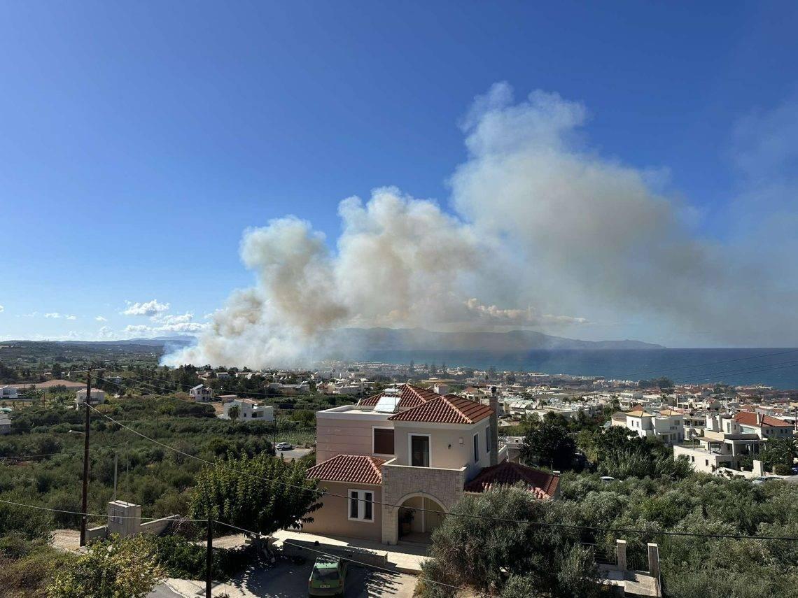 Κρήτη: Τεράστια η έκταση της φωτιάς - Χωρίς ενεργό μέτωπο - Εκκενώθηκαν σπίτια και ξενοδοχεία (pics & vids)