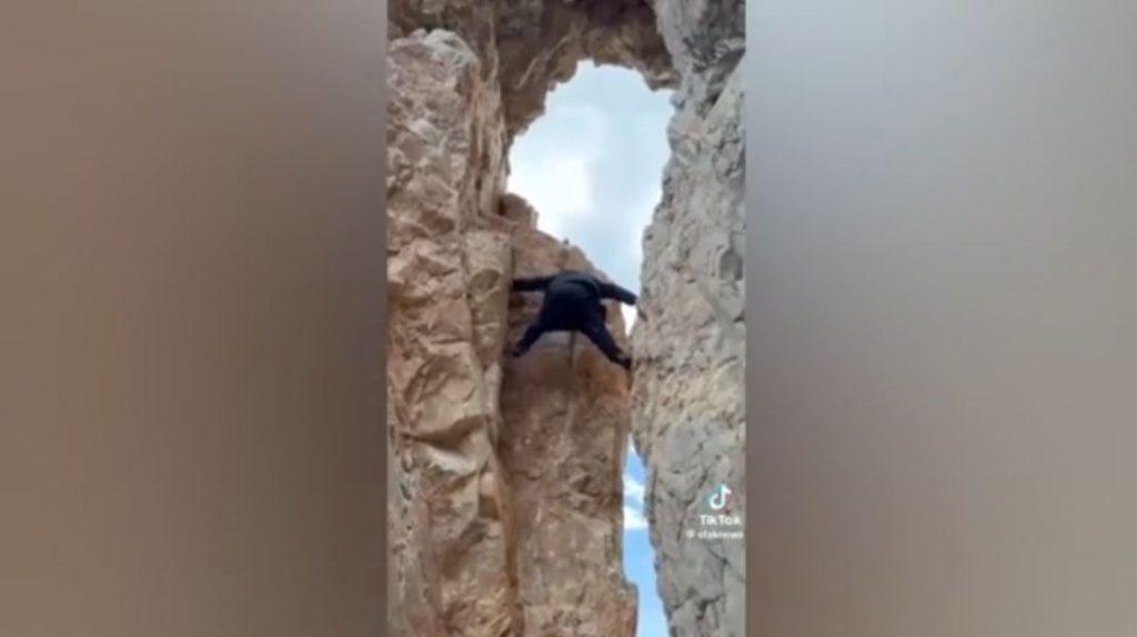 Άγιο Όρος: «Κόβει την ανάσα» η εικόνα με μοναχό να σκαρφαλώνει στα απόκρημνα Καρούλια