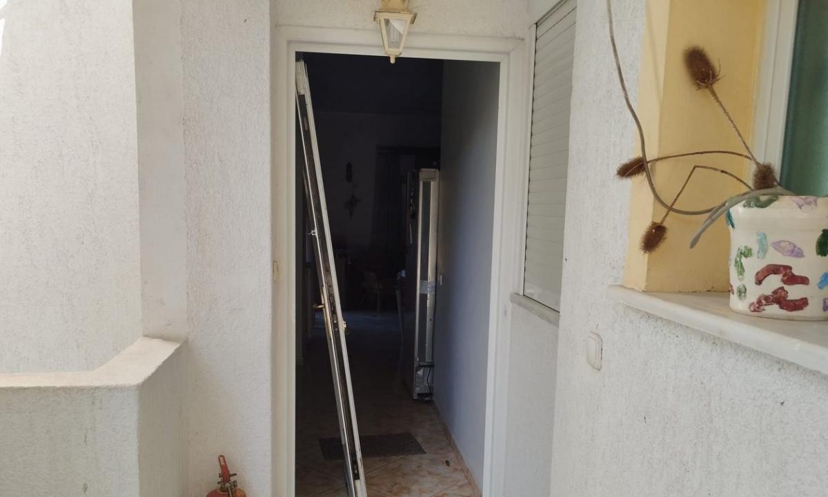 Ληστές εισέβαλλαν σε πολυκατοικία - «Ξήλωσαν ακόμα και την πόρτα»