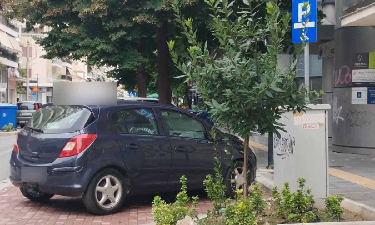 Αυτοκίνητο σχολής οδηγών σε θέση ΑμεΑ – Η αντίδραση της μητέρας του παιδιού