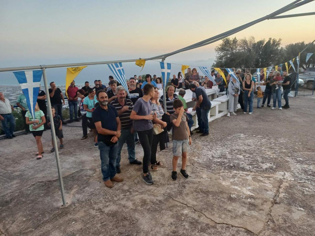 Πλήθος πιστών στην παραμονή του Τιμίου Σταυρού στην ενορία του Κλήματος Δήμου Φαιστού (pics + vid) 8 Πλήθος πιστών στην παραμονή του Τιμίου Σταυρού στην ενορία του Κλήματος Δήμου Φαιστού (pics + vid)
