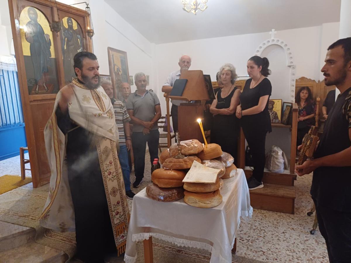 Πλήθος πιστών στην παραμονή του Τιμίου Σταυρού στην ενορία του Κλήματος Δήμου Φαιστού (pics + vid) 7 Πλήθος πιστών στην παραμονή του Τιμίου Σταυρού στην ενορία του Κλήματος Δήμου Φαιστού (pics + vid)