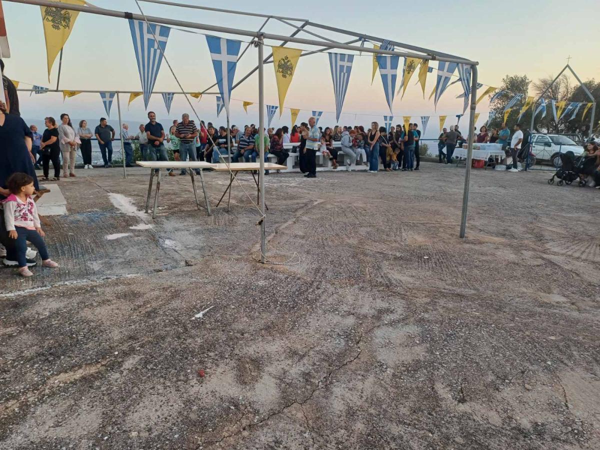 Πλήθος πιστών στην παραμονή του Τιμίου Σταυρού στην ενορία του Κλήματος Δήμου Φαιστού (pics + vid) 3 Πλήθος πιστών στην παραμονή του Τιμίου Σταυρού στην ενορία του Κλήματος Δήμου Φαιστού (pics + vid)