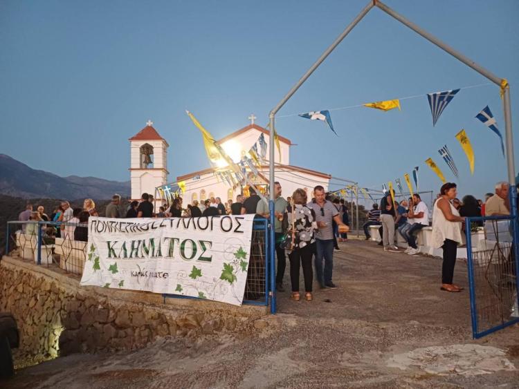 Πλήθος πιστών στην παραμονή του Τιμίου Σταυρού στην ενορία του Κλήματος Δήμου Φαιστού (pics + vid) 10 Πλήθος πιστών στην παραμονή του Τιμίου Σταυρού στην ενορία του Κλήματος Δήμου Φαιστού (pics + vid)