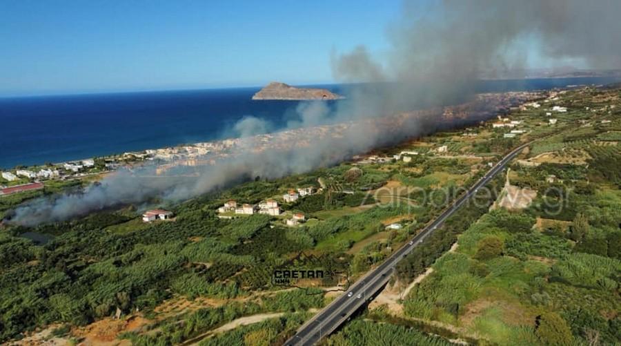 Κρήτη: Τεράστια η έκταση της φωτιάς - Χωρίς ενεργό μέτωπο - Εκκενώθηκαν σπίτια και ξενοδοχεία (pics & vids)