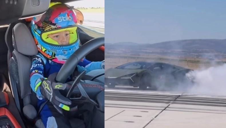 Πεντάχρονος κάνει ντόνατς με Lamborghini 1.015 ίππων: Οι οδηγικές ικανότητες του έχουν αφήσει άφωνους τους χρήστες του διαδικτύου (vid)