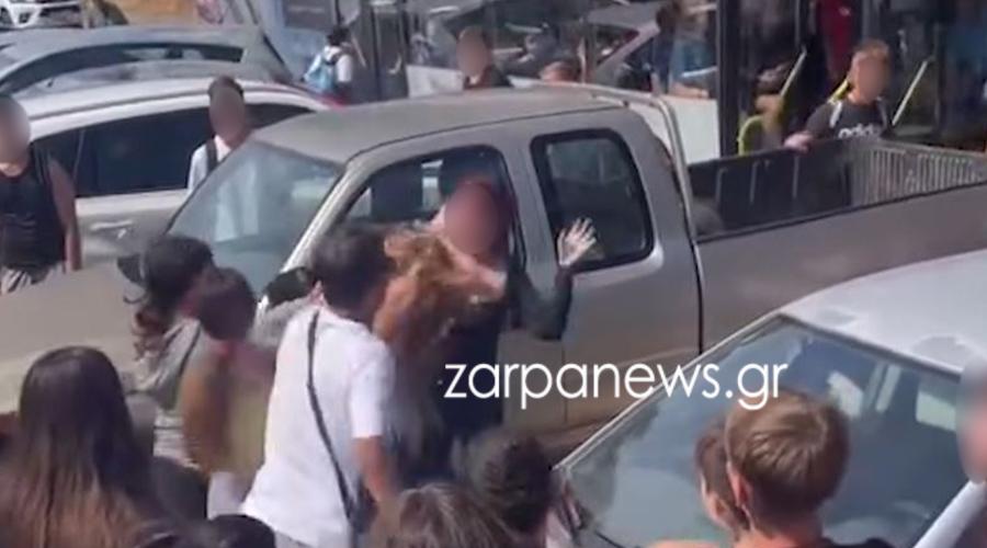 Κρήτη: Μαθήτριες έπαιξαν ξύλο έξω από σχολείο – Συγκλονιστικό βίντεο