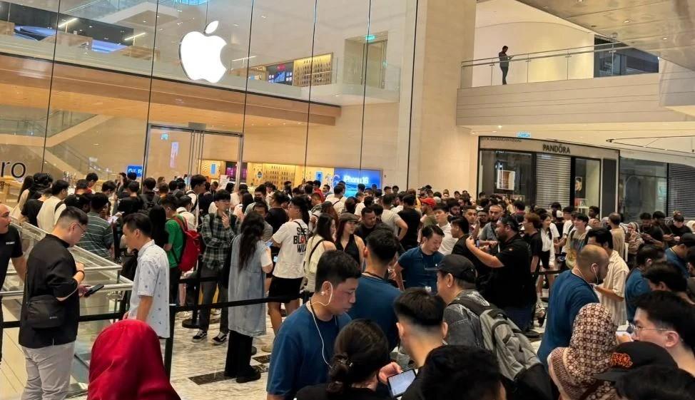Φρενίτιδα για το iPhone 16: Τεράστιες ουρές έξω από τα καταστήματα της Apple σε όλο τον πλανήτη - Δείτε βίντεο